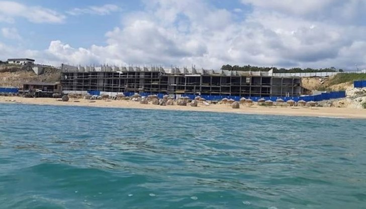 Огромен хотел върху свлачище изяде прекрасния плаж край курорта "Свети Тома". Строителният контрол не го видя