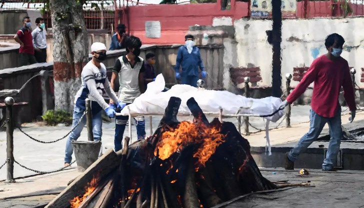 Според индийските традиции починалият трябва да бъде изгорен