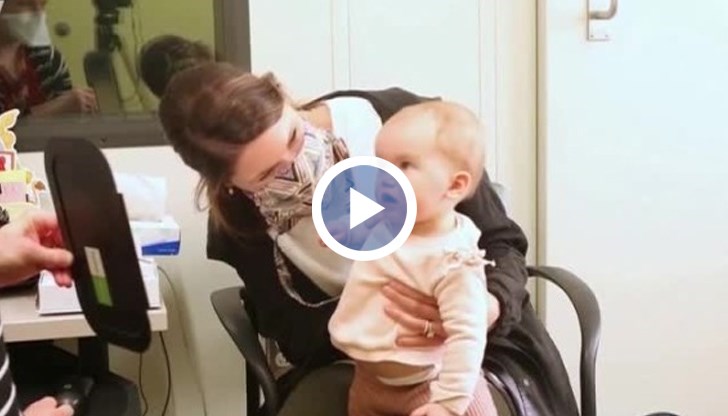 Момиченцето получи първото си слухово апаратче с кохлеарен имплант, а милият момент беше запечатан на видео