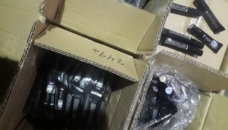 Oткрита недекларирана козметика за маникюр и педикюр, както и козметични пособия