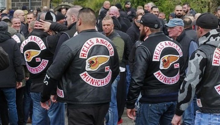 Нападателите - шестима души, един шофьор и петима пътници, се издирват