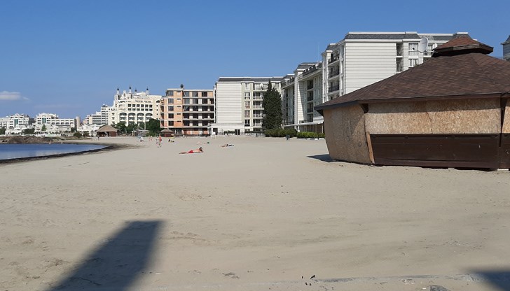 Плажът в Поморие е пуст, няма туристи, хотелите са затворени - никога не е била така
