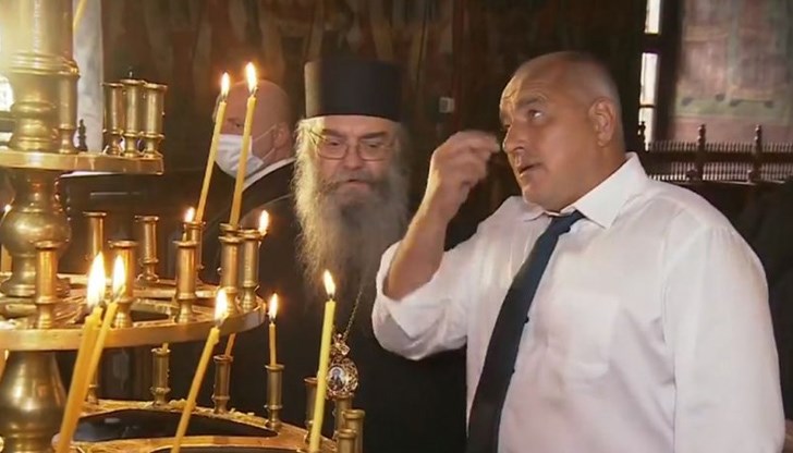 Не се видя някой дори да опитва да подскаже на премиера, че трябва да носи маска в църквата Не се видя някой дори да опитва да подскаже на премиера, че трябва да носи маска в църквата