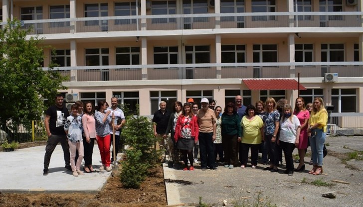Засадиха дръвчета в двора на бъдещия Център за медико-социални грижи