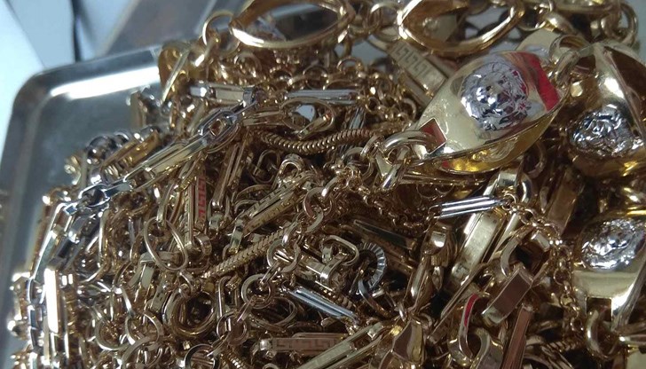 Бижутата са открити в лек автомобил, влизащ в страната от Турция