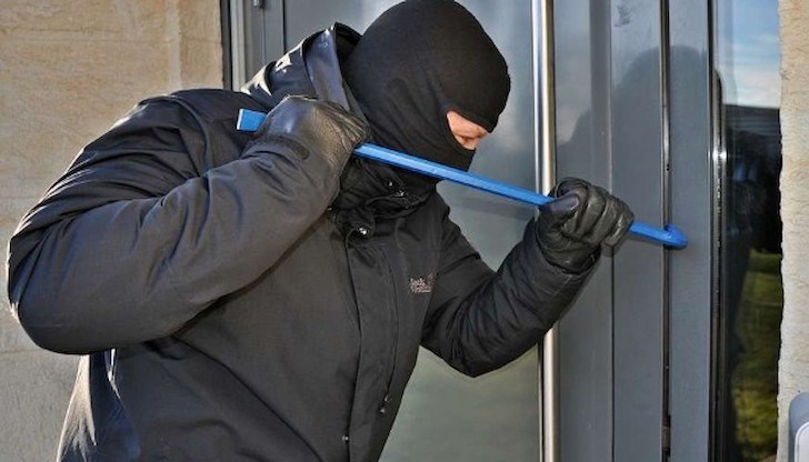 Мъжът е действал и в Дижон, Нарбон, Монпелие и на други места, като още от 2014 г. следователите от департамента в Рон, където се намира Лион, са открили повтарящ се ДНК профил на местопрестъпленията Мъжът е действал и в Дижон, Нарбон, Монпелие и на други места, като още от 2014 г. следователите от департамента в Рон, където се намира Лион, са открили повтарящ се ДНК профил на местопрестъпленията