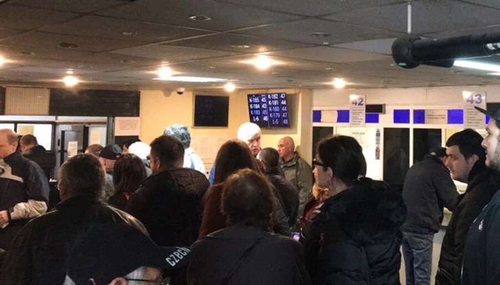 Десетки шофьори решиха да платят глобите си, за да нямат проблеми на границата Десетки шофьори решиха да платят глобите си, за да нямат проблеми на границата