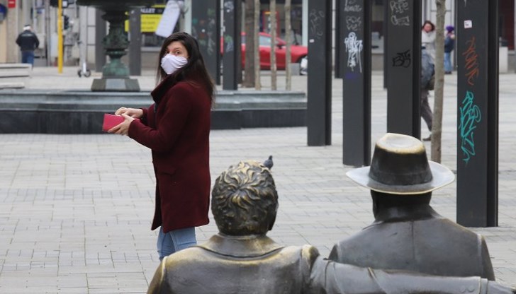 Изключение се допуска само за клиентите в местата за хранене и питейните заведения Изключение се допуска само за клиентите в местата за хранене и питейните заведения