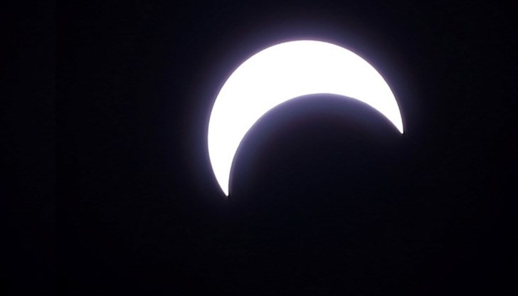 Луната блокира над 99 процента от слънчевата светлина по време на максимума, който беше в 9:40 часа българско време