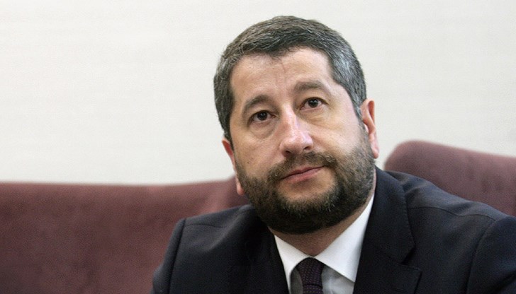 Тя е африкански вожд, който не се отделя от патлака си Тя е африкански вожд, който не се отделя от патлака си