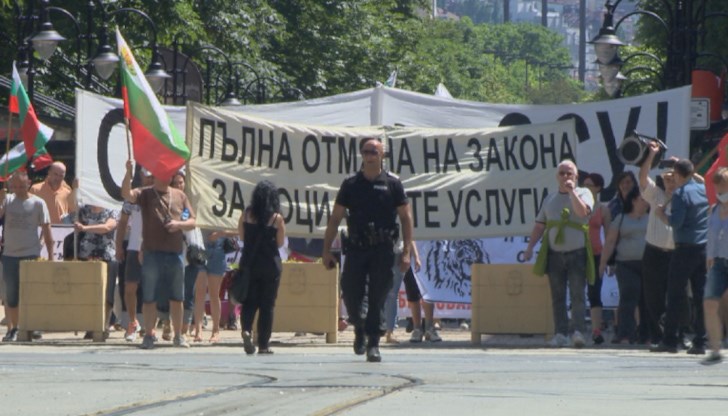 Законът трябваше да влезе в сила от 1-ви януари, но след протести на родителски организации беше отложен с 6 месеца Законът трябваше да влезе в сила от 1-ви януари, но след протести на родителски организации беше отложен с 6 месеца