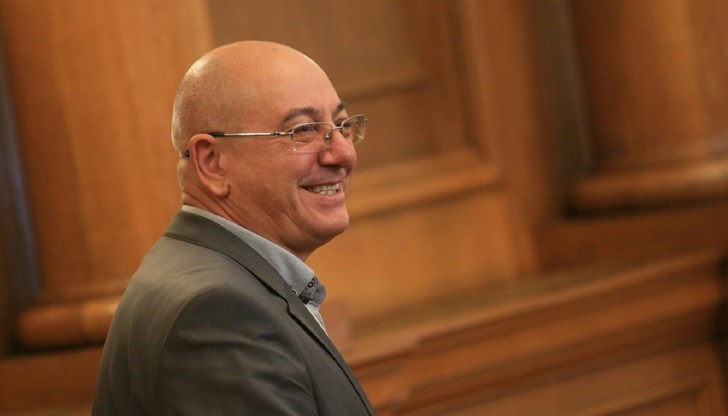 Вместо да следи какво се случва в повереното му министерство, Ревизоро предлага ГЕРБ да останат на власт по-дълго време Вместо да следи какво се случва в повереното му министерство, Ревизоро предлага ГЕРБ да останат на власт по-дълго време