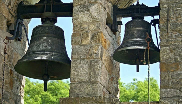 Крадците на камбаните все още се издирват