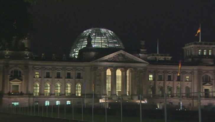 Малко след полунощ е излята запалителна течност върху дървена преграда на един от прозорците в източната част на сградата Малко след полунощ е излята запалителна течност върху дървена преграда на един от прозорците в източната част на сградата