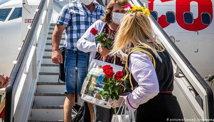 Една от снимките от първия за летния сезон чартър с чуждестранни туристи станала обект на присмех в социалните мрежи Една от снимките от първия за летния сезон чартър с чуждестранни туристи станала обект на присмех в социалните мрежи