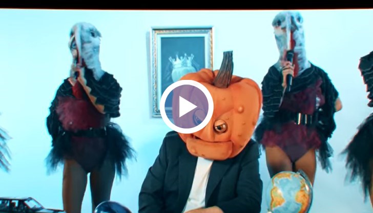 В най-новия си музикален клип Трифонов иронизира социалните и медийни реакции, изобразявайки властимащ политик с глава на тиква и танцуващи около него птици