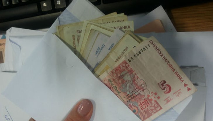 Между 600 хил. и 1,5 млн. работници няма да вземат болнични, защото работят на черно, и ще разгарят епидемията допълнително Между 600 хил. и 1,5 млн. работници няма да вземат болнични, защото работят на черно, и ще разгарят епидемията допълнително