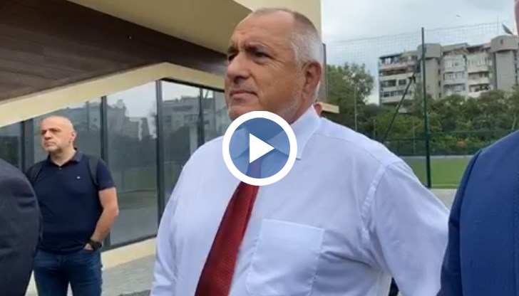 Показва му ги кметът Иван Портних