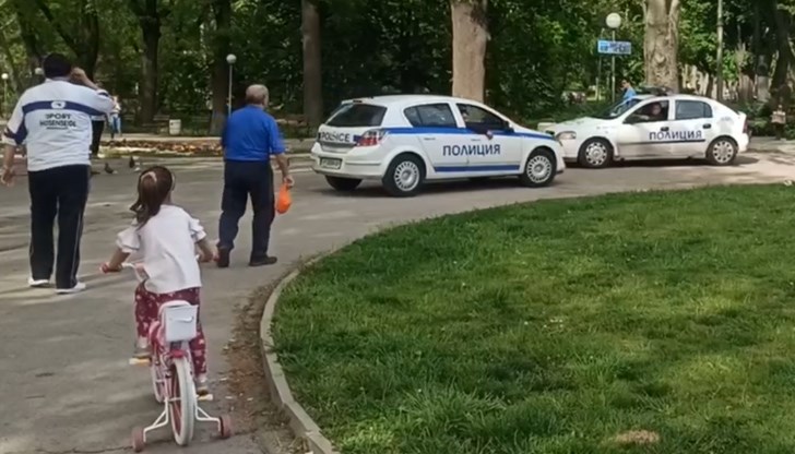 Единият го заплашил, а другият му издърпал апарата от ръката му, а после изчезнали Единият го заплашил, а другият му издърпал апарата от ръката му, а после изчезнали