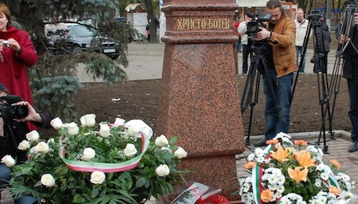 Кражбата е установена от граждани, които са документирали на снимка, че е останал само постамента на паметника на Христо Ботев
