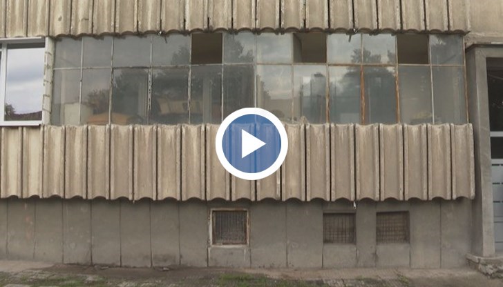 Жители на цял вход са принудени да живеят в адски миризми