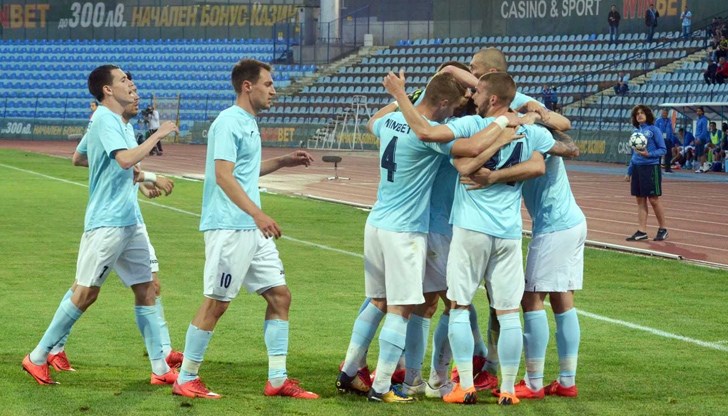 "Червените" са се насочили към 16-годишния защитник Иван Бакалски "Червените" са се насочили към 16-годишния защитник Иван Бакалски