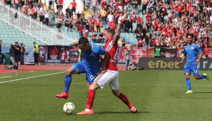 Играчите на двата тима оставиха всичко от себе си на терена Играчите на двата тима оставиха всичко от себе си на терена