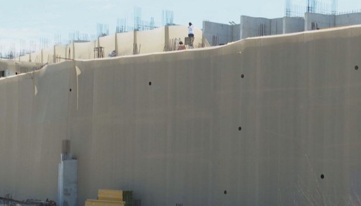 Строителят обясни, че монтира здрава предпазна мрежа тип „маскировъчна“, а целта е да е предпазят евентуални нарушители, влезли в имота Строителят обясни, че монтира здрава предпазна мрежа тип „маскировъчна“, а целта е да е предпазят евентуални нарушители, влезли в имота