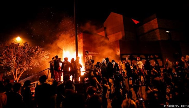 Тръмп каза, че ще разгърне армията и "бързо ще реши проблема за тях"