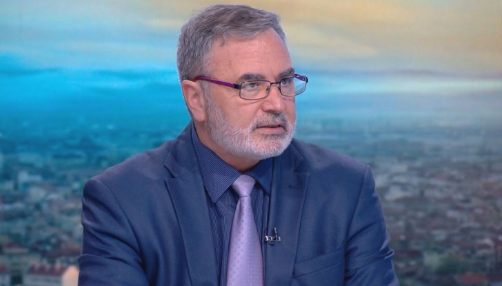 Ще намалеят тежките случаи. Имаме т.нар. епидемична опашка, явно ние сме в епизод на втора вълна на коронавируса, подчерта той Ще намалеят тежките случаи. Имаме т.нар. епидемична опашка, явно ние сме в епизод на втора вълна на коронавируса, подчерта той