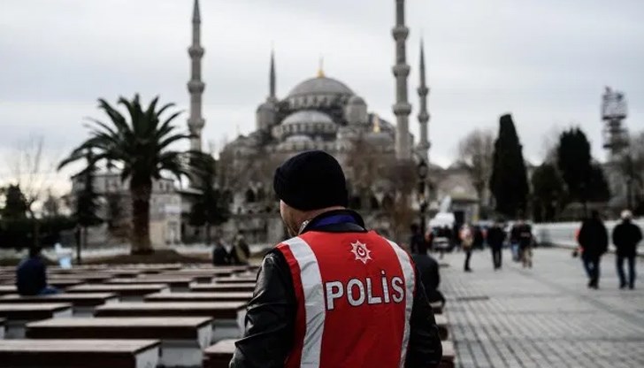 Четиримата са заподозрени, че са събирали информация за работата на консервативни фондации и религиозни групи