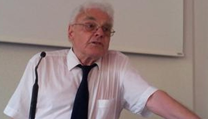 Посланикът заявява, че преди всичко иска да открои положителните страни на постигнатото досега Посланикът заявява, че преди всичко иска да открои положителните страни на постигнатото досега