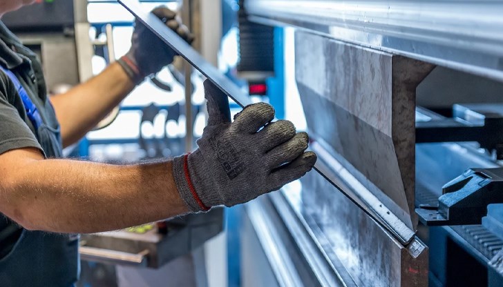 Официалните данни за април показват исторически спад от 28,5% на годишната фабрична продукция на Острова