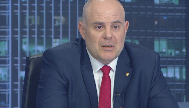 Гешев за русенския прокурор: ""Да, ясно е че за него е лобирано, че е имало опит за въздействане върху Съдийската колегия на ВСС. Но този човек има може би някаква капчица достойнство или чест, защото си подаде оставката". Гешев за русенския прокурор: ""Да, ясно е че за него е лобирано, че е имало опит за въздействане върху Съдийската колегия на ВСС. Но този човек има може би някаква капчица достойнство или чест, защото си подаде оставката".