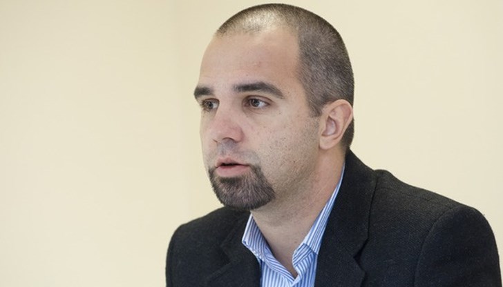 Социалният антрополог Харалан Александров редовно е събеседник в "Панорама" на БНТ. Свършиха ли се умните хора в България, че канят само Александров?