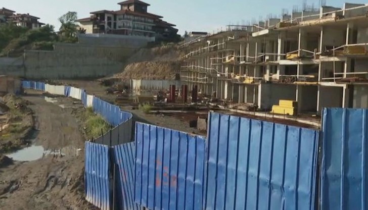 Началникът на ДНСК е спешно командирован от премиера в града заради 4-етажната „подпорна стена“