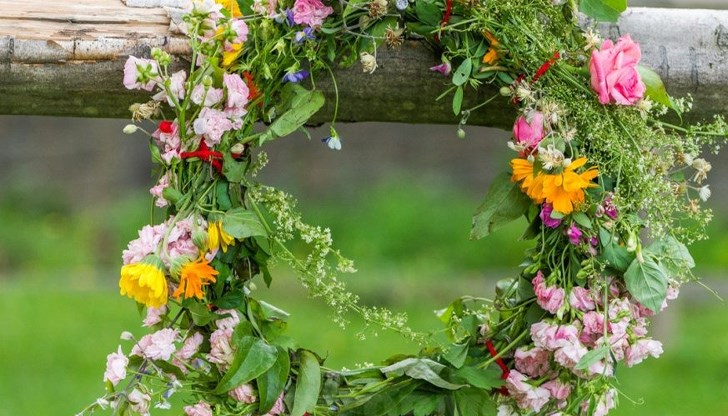 Тържеството по повод Еньовден започва в 11 часа пред Доходното здание Тържеството по повод Еньовден започва в 11 часа пред Доходното здание