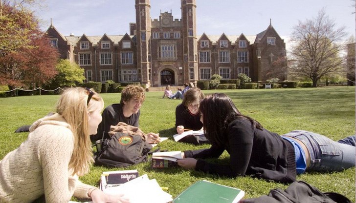 Те ще плащат по-високи такси и няма да имат достъп до студентските заеми, осигурявани от правителството Те ще плащат по-високи такси и няма да имат достъп до студентските заеми, осигурявани от правителството