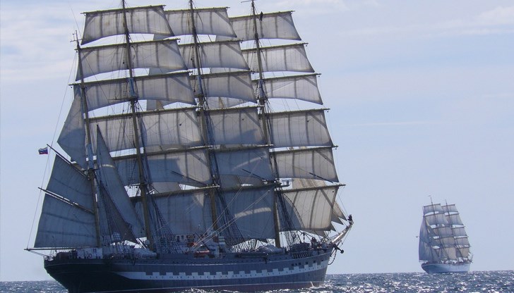 Заради пандемията хиляди професионални мореплаватели са блокирани на корабите си, без да имат възможност да се видят със семействата си