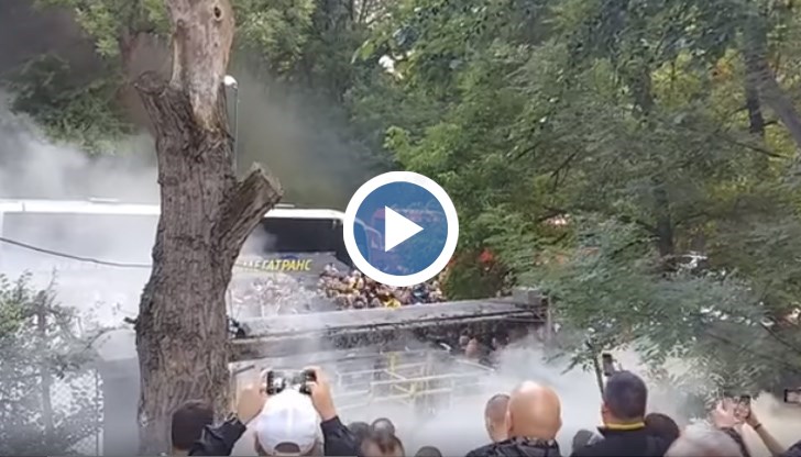 Близо 150 привърженици на "канарчетата" вилняха пред сектор "Б", като се наложи органите на реда да използват сълзотворен газ за озаптяването им