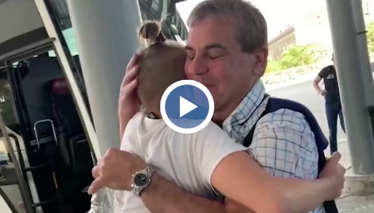 След повече от година раздяла, 12-годишният Алекс прегърна баща си