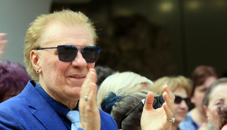 Това, че певецът се пенсионира, не означава, че ще спре да ни радва с музиката си