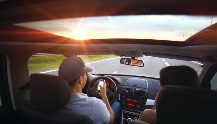 Недопустимо е и да гледате в телефона си докато шофирате