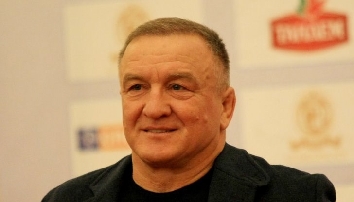 Самият Щерев е бил на домашно лечение в последните дни, но не е успял да свали температурата и затова лекарите са предпочели да продължи лечението си в болница Самият Щерев е бил на домашно лечение в последните дни, но не е успял да свали температурата и затова лекарите са предпочели да продължи лечението си в болница