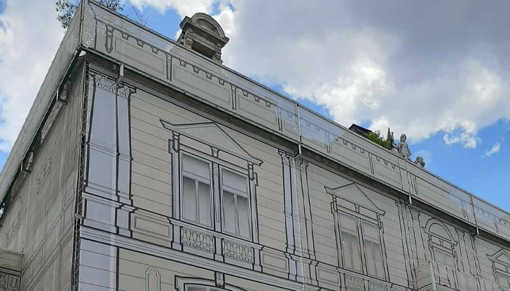 Вместо ремонт, община Русе покрива с пано сградата заради проблеми със собствеността