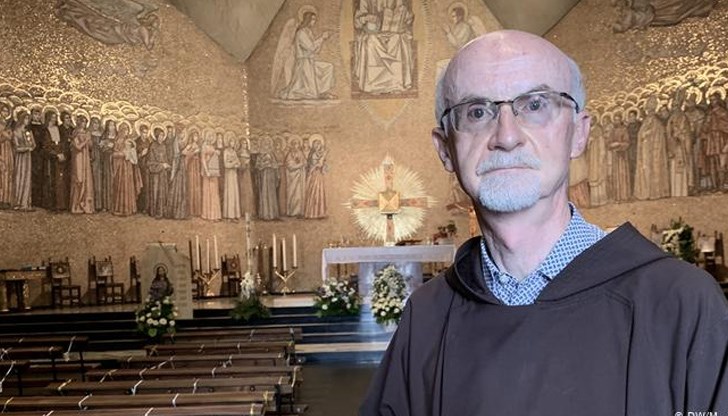 Отец Бергамели: "Тук всичко беше пълно с ковчези"