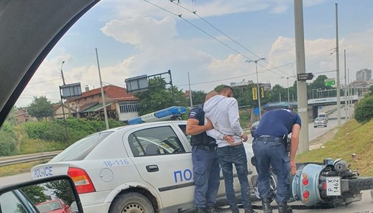 Русенецът бе задържан от полицаи, след като се опита да избегне проверка с мотора си