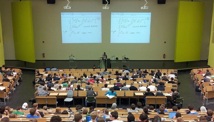 Промяната няма да се отрази и на студентите, които започват образованието си през учебната 2020-2021 г., заради преходния период след Брекзит, който продължава до декември Промяната няма да се отрази и на студентите, които започват образованието си през учебната 2020-2021 г., заради преходния период след Брекзит, който продължава до декември