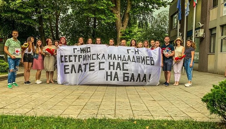 С много сълзи от радост класната приела покана на своите ученици