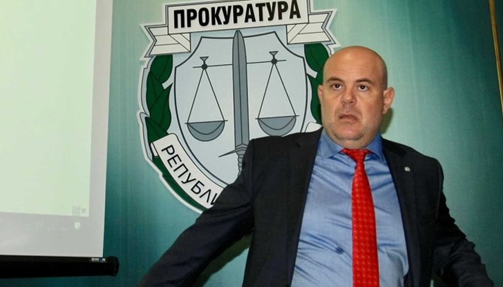 Главният прокурор обаче припомни, че в българското и европейското законодателство отговорност се носи не само от приемащия, а и от даващия подкупа